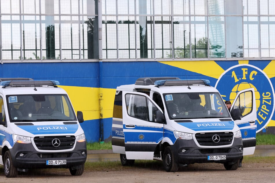 Fahrzeuge der Polizei am Bruno-Plache-Stadion. Nach dem Leipziger Derby ist es am Sonntag zu einem Angriff auf einen Journalisten gekommen.