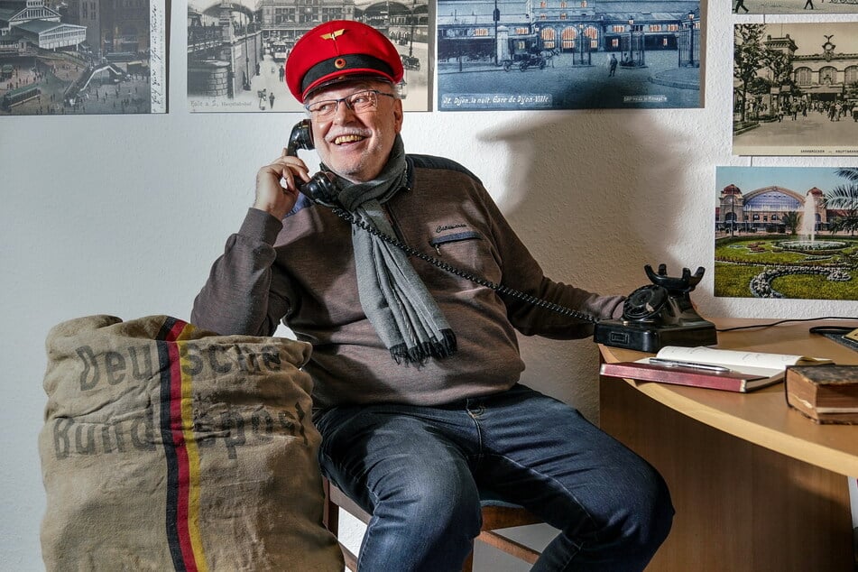 Günther Hunger (72) in seinem Eisenbahn-Postkarten-Museum in Oschatz. Er setzt sich für mehr Teilhabe für von Demenz Betroffenen ein.