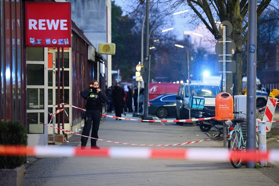 Die Polizei sperrte den Bereich vor dem Supermarkt ab.