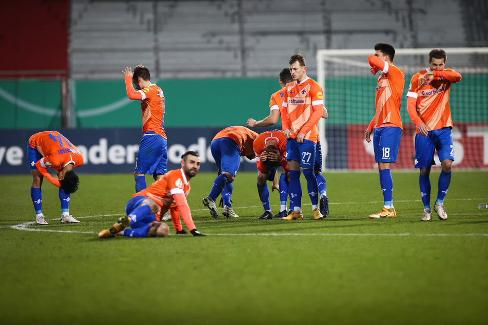 Die Kicker des SV Darmstadt 98 waren nach dem bitteren DFB-Pokal-Aus nach Elfmeterschießen bei Holstein Kiel sichtlich bedient.