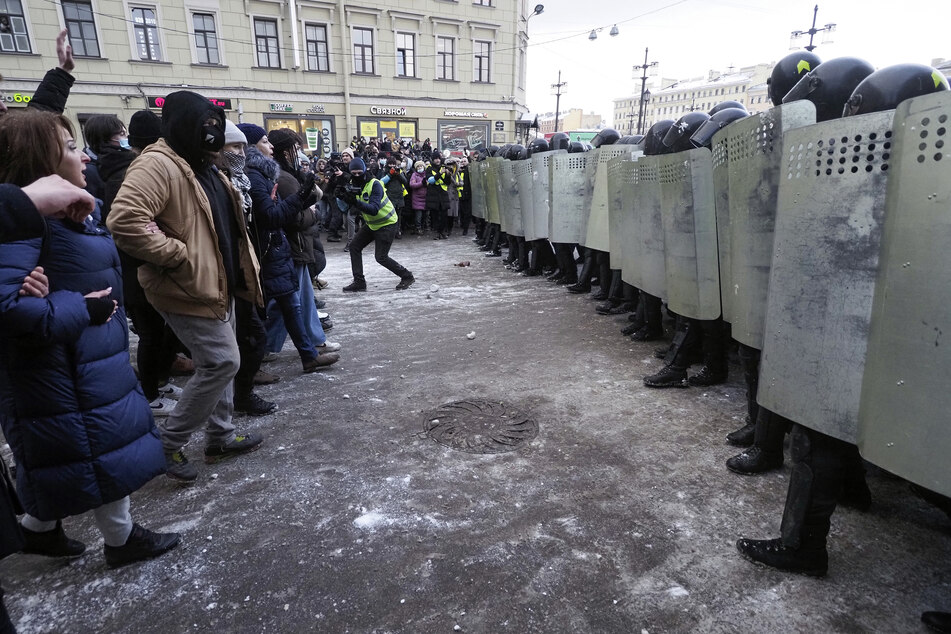 Auch in anderen russischen Städten wie hier in St. Petersburg fanden Demonstrationen mit tausenden von Teilnehmern statt.