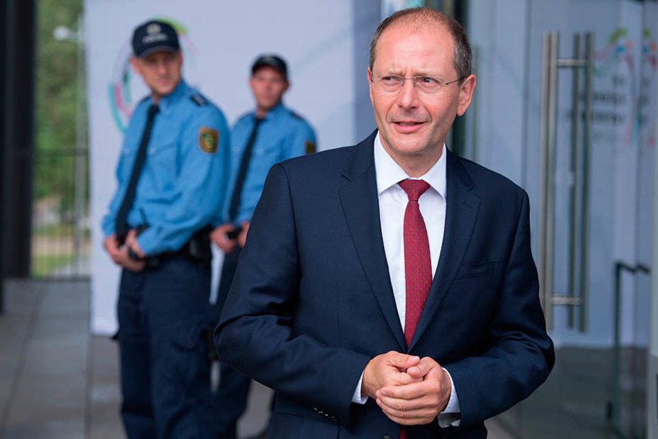 Innenminister Markus Ulbig (53, CDU) will weiter konsequent abschieben.