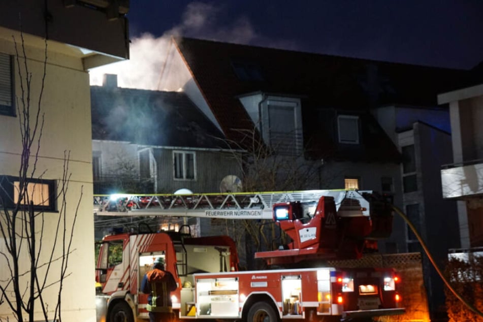 Die Feuerwehr vor dem brennenden Haus.