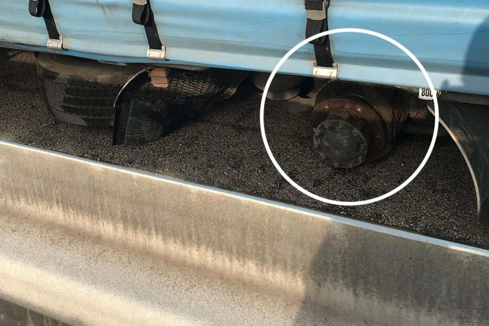 Dresden: Lkw verliert auf A17 Reifen, Diesel läuft aus