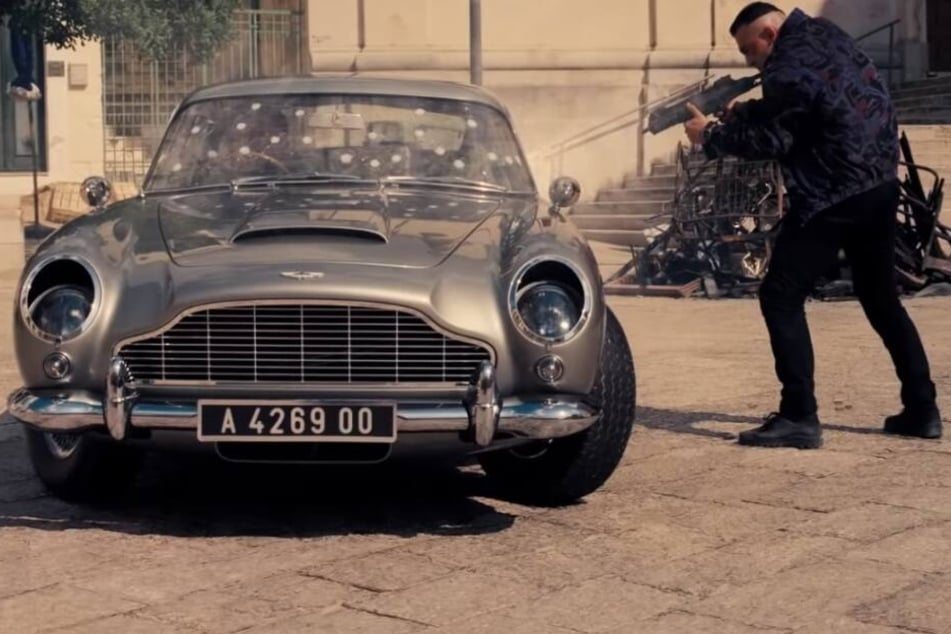 Der Aston Martin DB5 muss im neuen "James Bond" einige Treffer einstecken. Doch das Auto ist mit geheimen Waffen ausgerüstet.