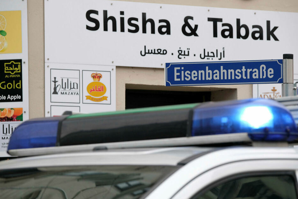 Ein betrunkener Nordamerikaner (31) hat in der Nacht ein Polizeiauto auf der Eisenbahnstraße beschädigt. (Symbolbild)