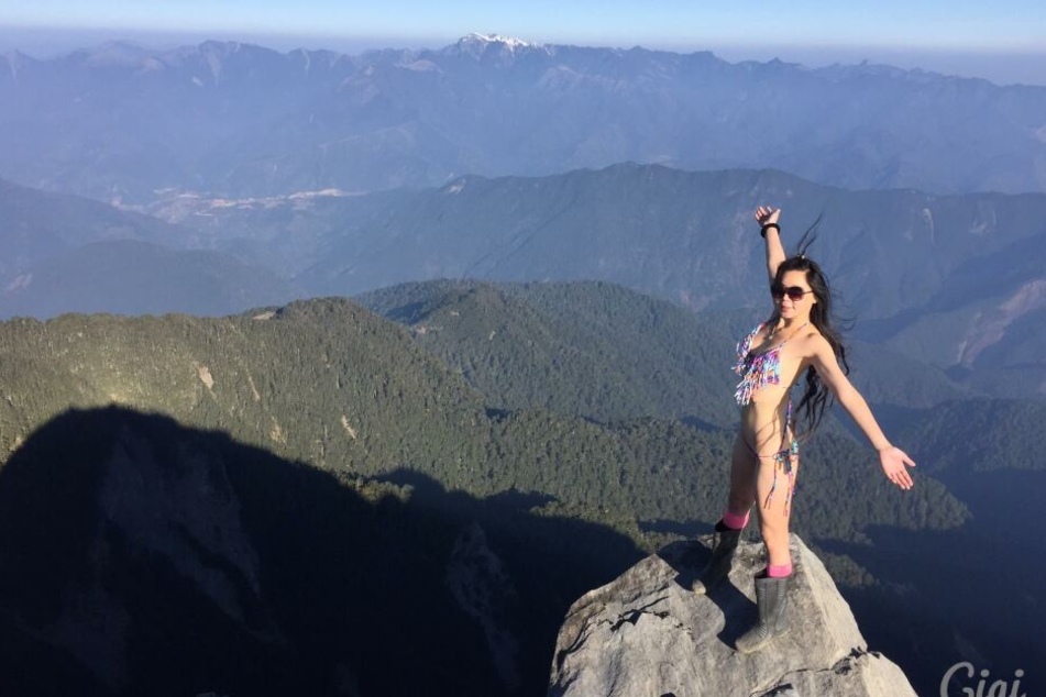 Gigi Wu posiert sehr freizügig auf einem Berggipfel. Solche Bilder teilte sie gern mit ihren Facebook-Fans.