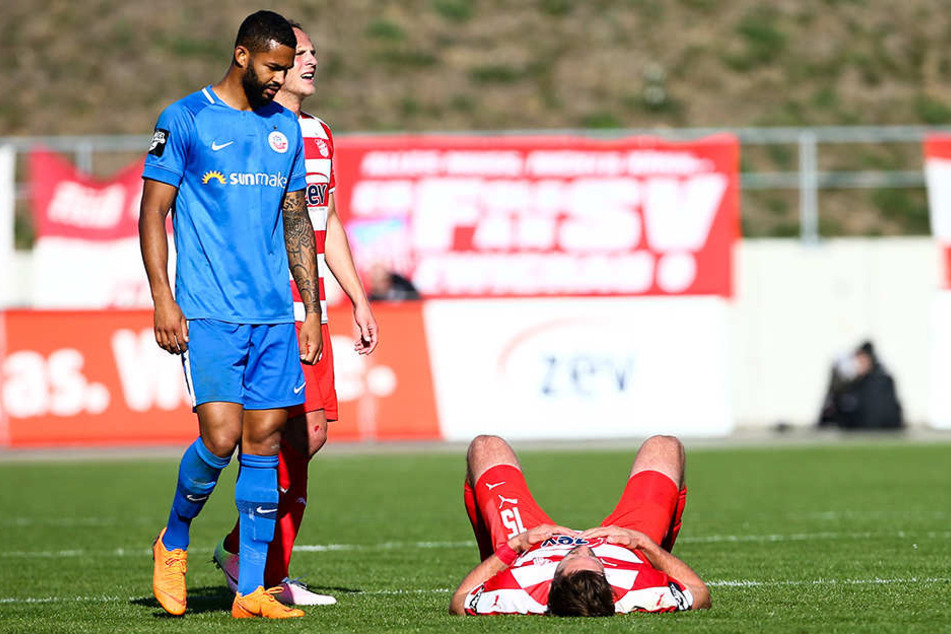 Nach den 90 Minuten lag Ronny König (r.) enttäuscht auf dem Boden und musste von Cebio Soukou fast schon getröstet werden.