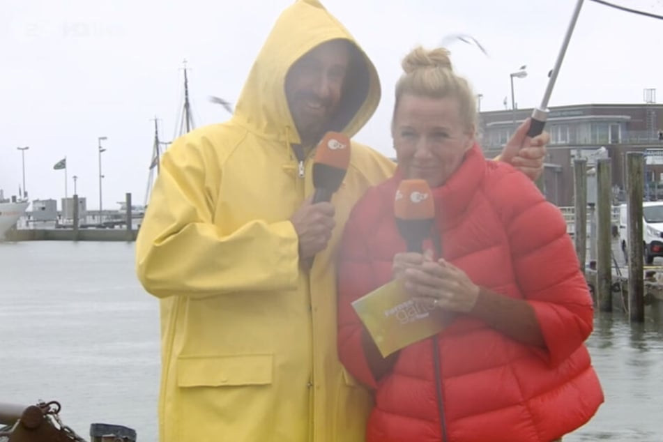 Kiwi und Gast Elmar Paulke im strömenden Regen.
