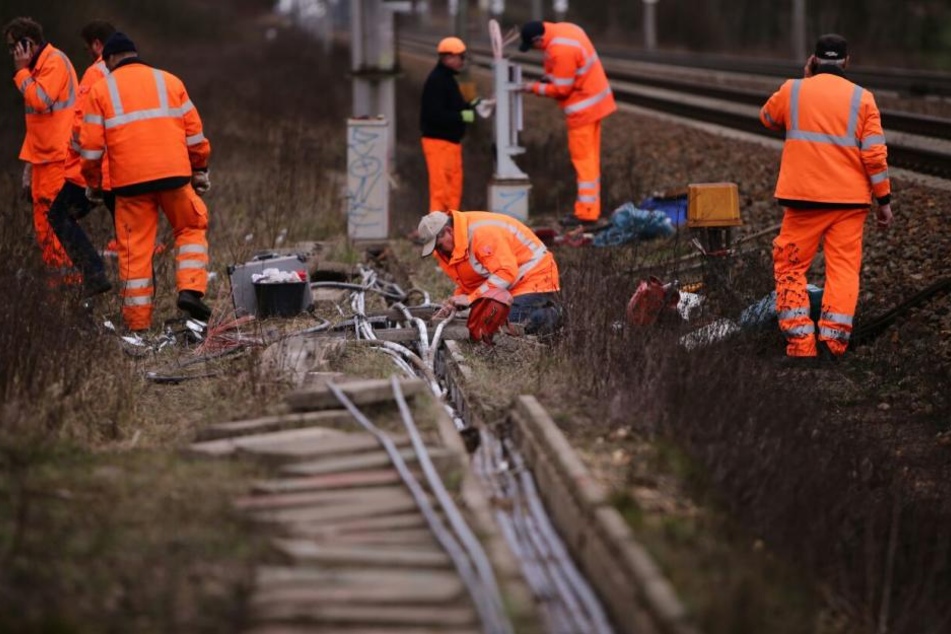 Experten der Deutschen Bahn untersuchen die durch den Brand entstandenen Schäden im Leipziger Westen zwischen Miltitz und Rückmarsdorf.