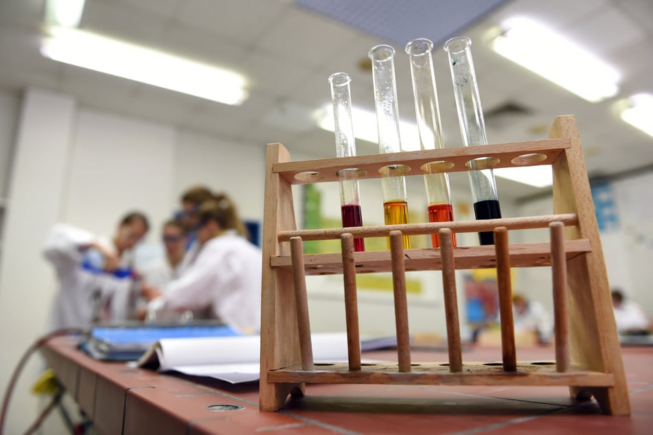 Im Fach Chemie fehlt deutschlandweit jedem vierten Schüler der Mindeststandard an Wissen.