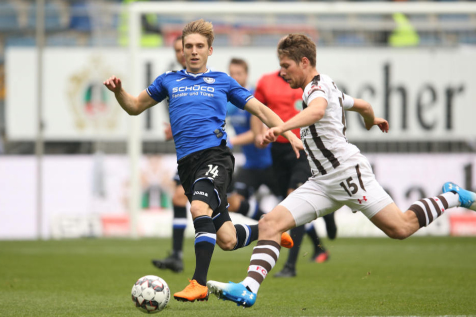 Daniel Buballa (rechts) kämpft mit Bielefelds Joan Simun Edmundsson um den Ball.