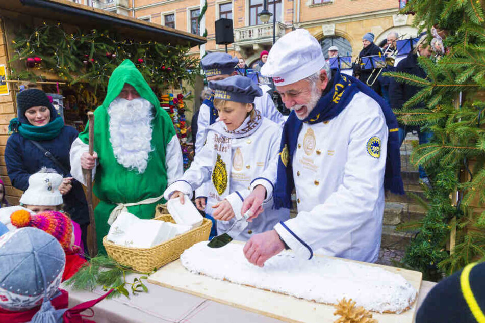 Traditioneller Dresdner Stollen darf natürlich auch auf dem Weihnachtsmarkt am Körnerplatz nicht fehlen.