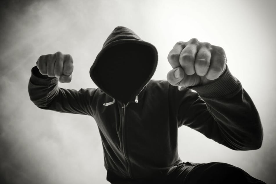 Die Angeklagten sollen einen 70-Jährigen lebensgefährlich verletzt haben. (Symbolbild)