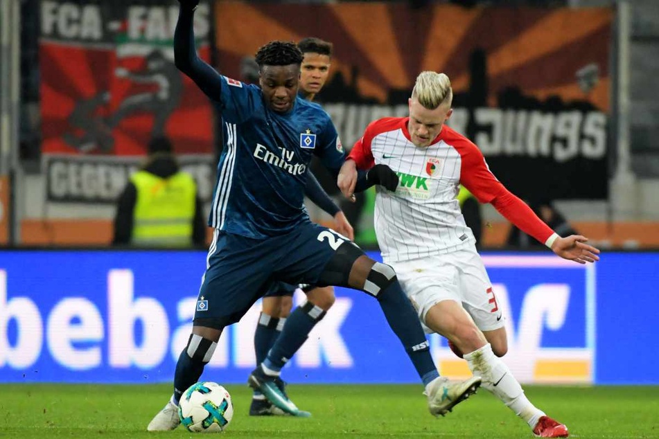 HSV-Profi Gideon Jung (26, links) kennt den FC Augsburg noch aus den Duellen zu Erstliga-Zeiten.