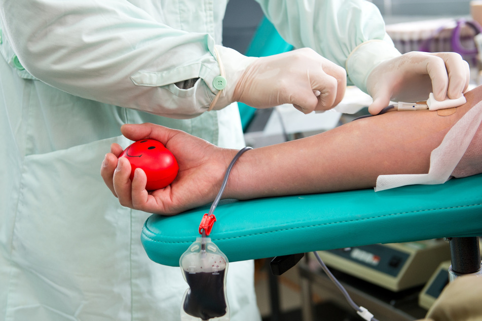Auch zu Weihnachten fließt Blut: Jeden Werktag werden 650 Blutspenden für die Versorgung sächsischer Kliniken benötigt.