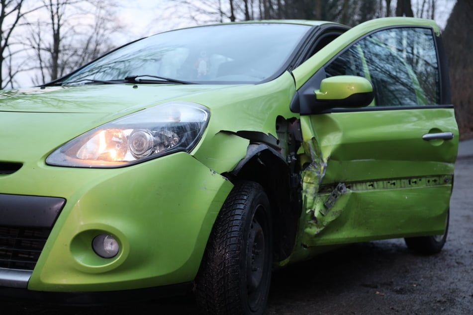 Der Opel wurde beim Unfall auf der linken Seite beschädigt.