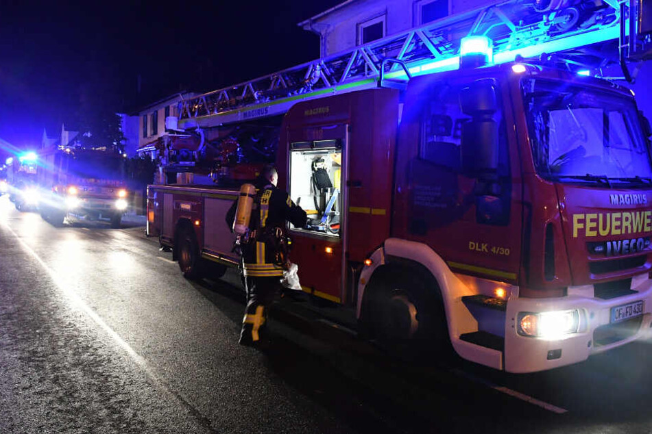 Angeblich sollen Feuerwehrleute zwei Personen schwer verletzt aus den Flammen gerettet haben.