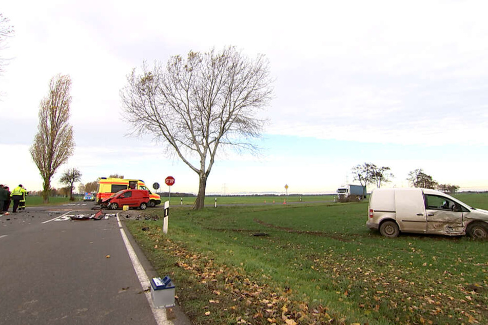 Der Unfallverursacher aus dem weißen VW Caddy lag bei Eintreffen der Feuerwehr schwer verletzt neben seinem Fahrzeug.