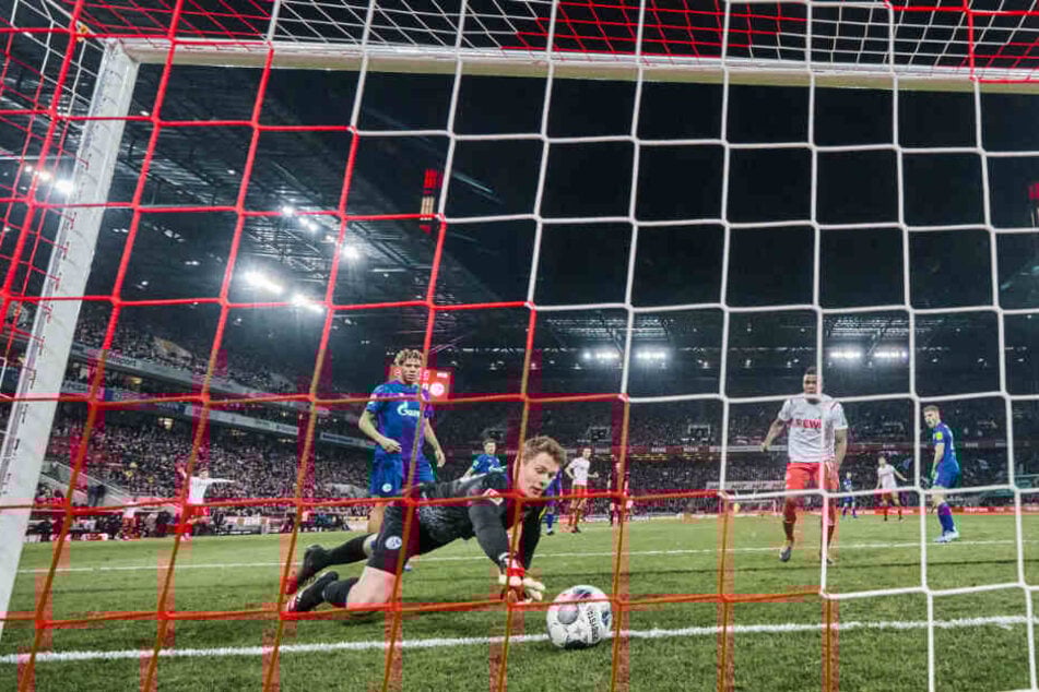 Alexander Nübel musste drei Mal hinter sich greifen gegen den 1.FC Köln. Beim dritten Gegentor leistete er sich einen Mega-Bock.