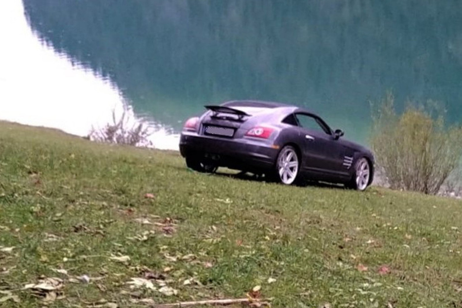 Der Chrysler Crossfire musste von einem Abschleppunternehmen aus dem Sylvensteinsee gezogen werden.