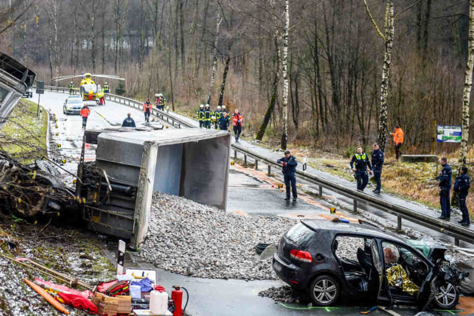 Wie die Polizei mitteilte, war der Sattelzug in einer Rechtskurve ins Schleudern gekommen und umgekippt.