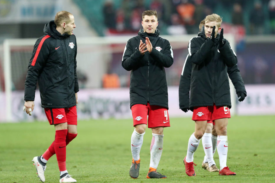 Torhüter Peter Gulacsi, Kapitän Willi Orban und Verteidiger Konrad Laimer (v.l.n.r.) holten sich Applaus bei den Fans ab.