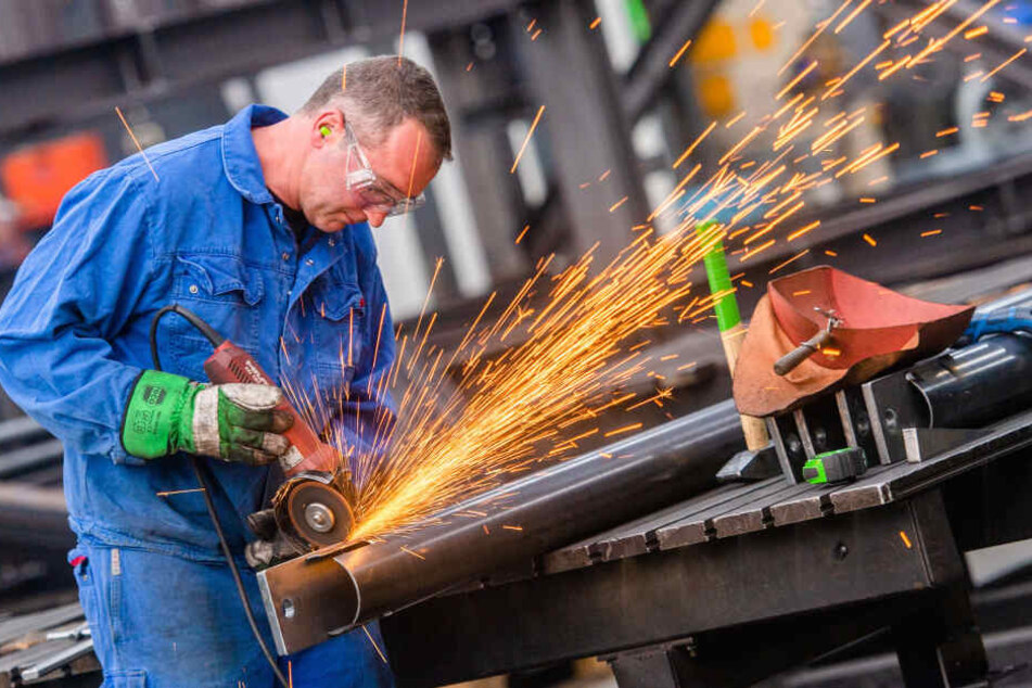 Stahlarbeiter Sven Bräunig (48) in der Produktionshalle von steel concept. In der Firma wurde der Konjunkturbericht für den Herbst 2019 vorgestellt.