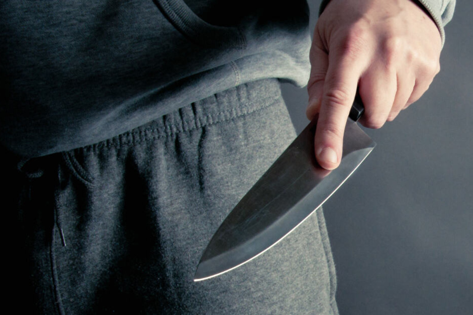 Mehrfach soll der junge Mann mit dem Küchenmesser auf seine Pflegeeltern eingestochen haben (Symbolfoto).