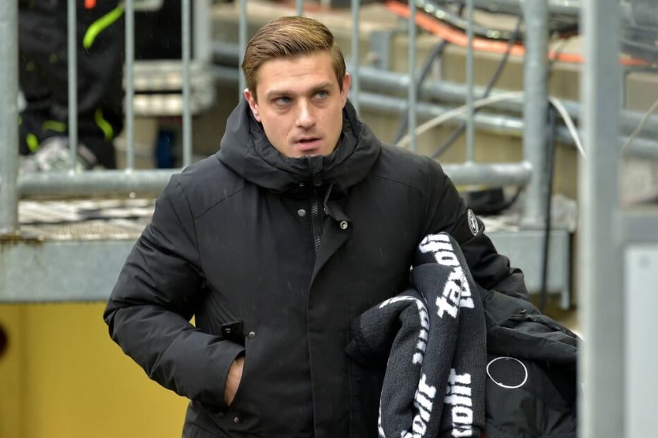 Der 31-Jährige konnte längere Zeit nur am Spielfeldrand stehen.