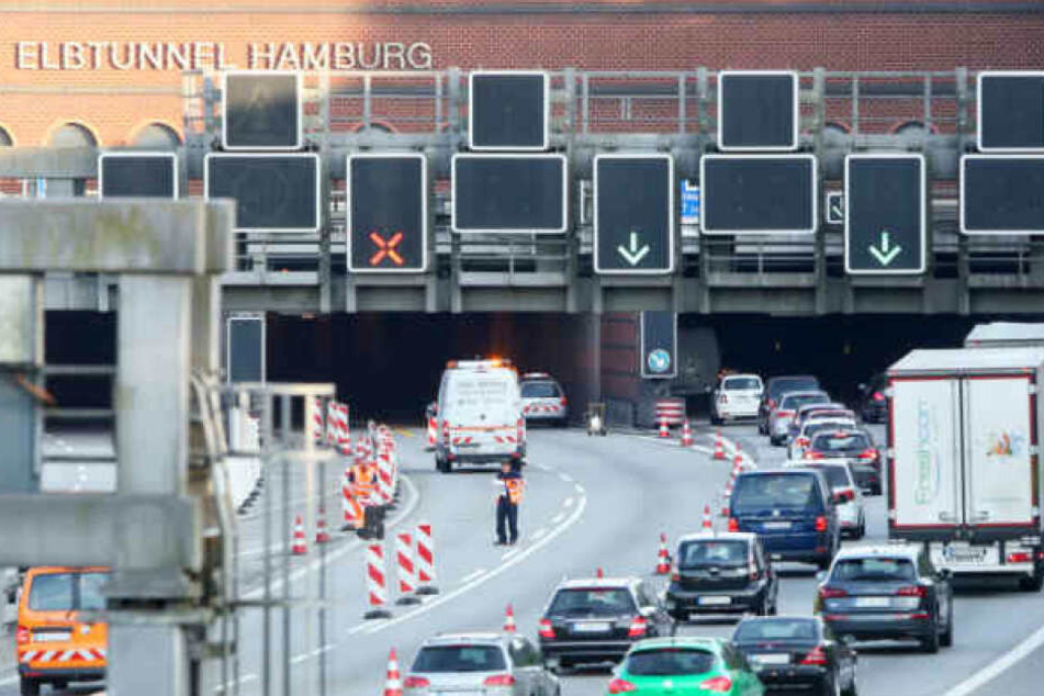 In der Nacht zu Sonntag soll der Elbtunnel komplett gesperrt werden. (Archivbild)
