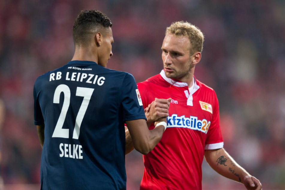 Davie Selke, inzwischen bei Hertha BSC, gibt Union Toni Leistner beim letzten Aufeinandertreffen im Stadion an der Alten Försterei (2015) die Hand.