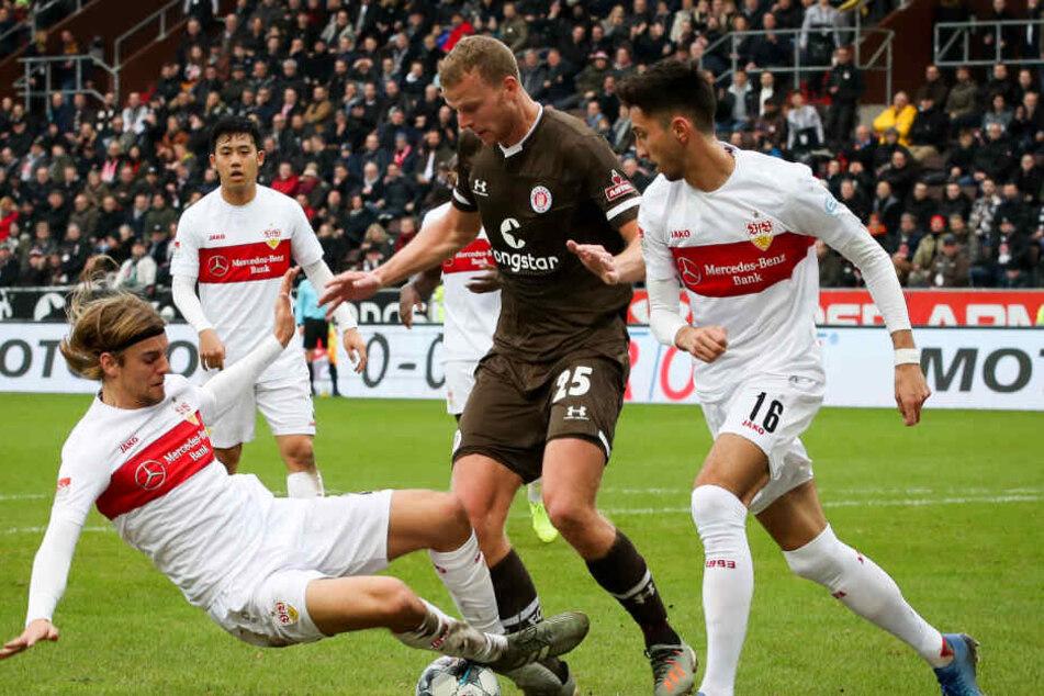 St. Paulis Henk Veerman (M) und Stuttgarts Borna Sosa (l) und Atakan Karazor kämpfen um den Ball, während Stuttgarts Wataru Endo (hinten l) zuschaut. Die Partie endete 1:1.