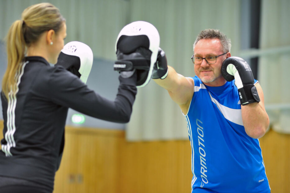 Kursleiter Thomas Pohl (53) bringt Jenny Rüdel (38) erste Schlagtechniken bei.