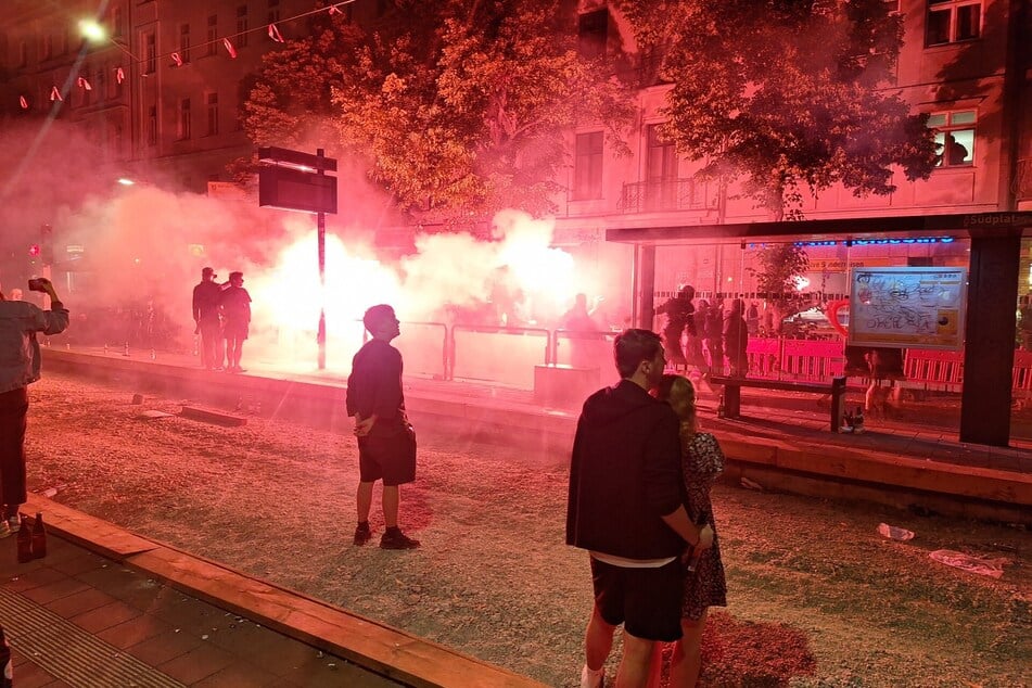 Die Demonstranten zündeten Pyrotechnik und skandierten Parolen.