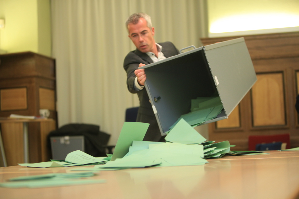 Wahlvorstand Ralf Ahlswede leert nach Schließung der Wahllokale die erste Wahlurne im Stadthaus.