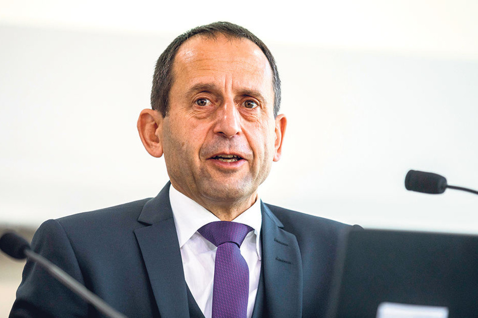 Sachsens Landeswahlleiter Burkhard Müller (54). Er ist für den
ordnungsgemäßen Ablauf der Wahlen zuständig.
