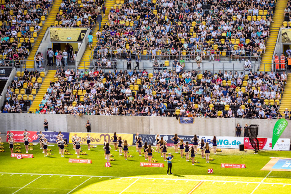 10.530 Fans heizten die Stimmung im Rudolf-Harbig-Stadion an.