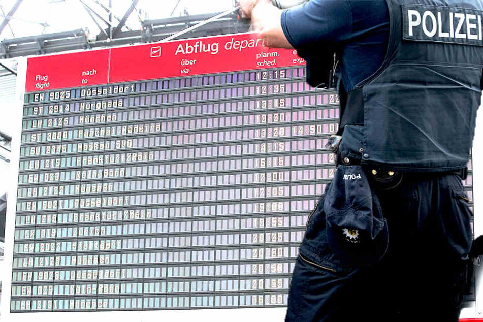 Bundespolizisten nahmenauf dem Flughafengelände gleich zwei Personen fest.
