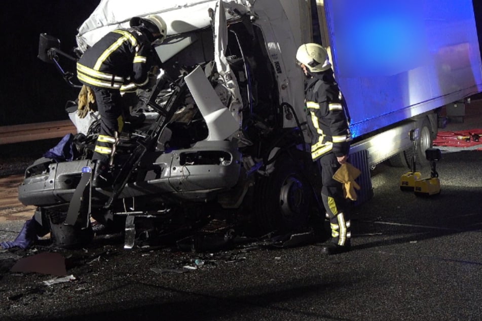 Unfall A14: Lastwagen-Unfall auf der A14 nahe Leipzig: Fahrer eingeklemmt und schwer verletzt