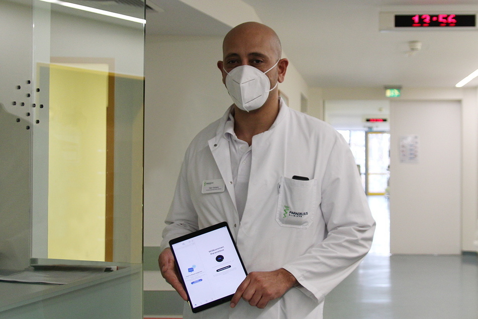 Oberarzt Ayoub Amara hatte die Idee, für das Skype-Tablet für Corona-Patienten in der Paracelsus-Klinik Zwickau.