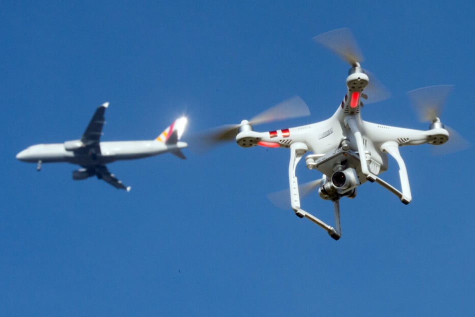Drohnen können Passagierflugzeuge speziell beim Starten und Landen gefährden.