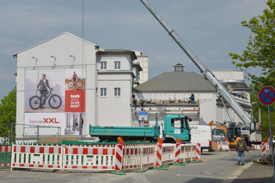 An der Zufahrt zu Kino, Geschäft und Eventlocation herrscht das Baustellenchaos.