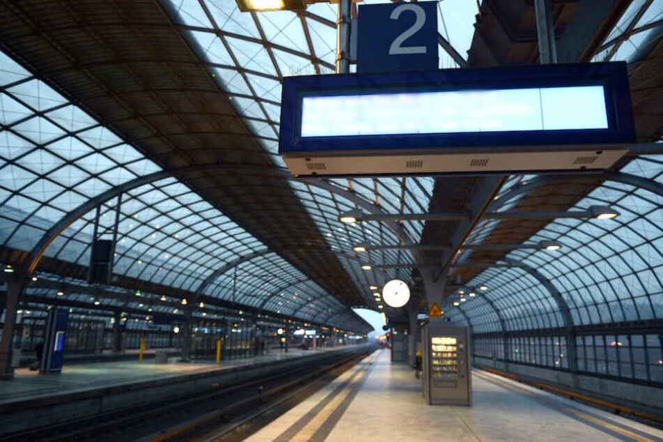 Durch den Bahnhof Berlin-Spandau rollte der ICE 1046 einfach durch, ohne planmäßig anzuhalten. (Archiv)