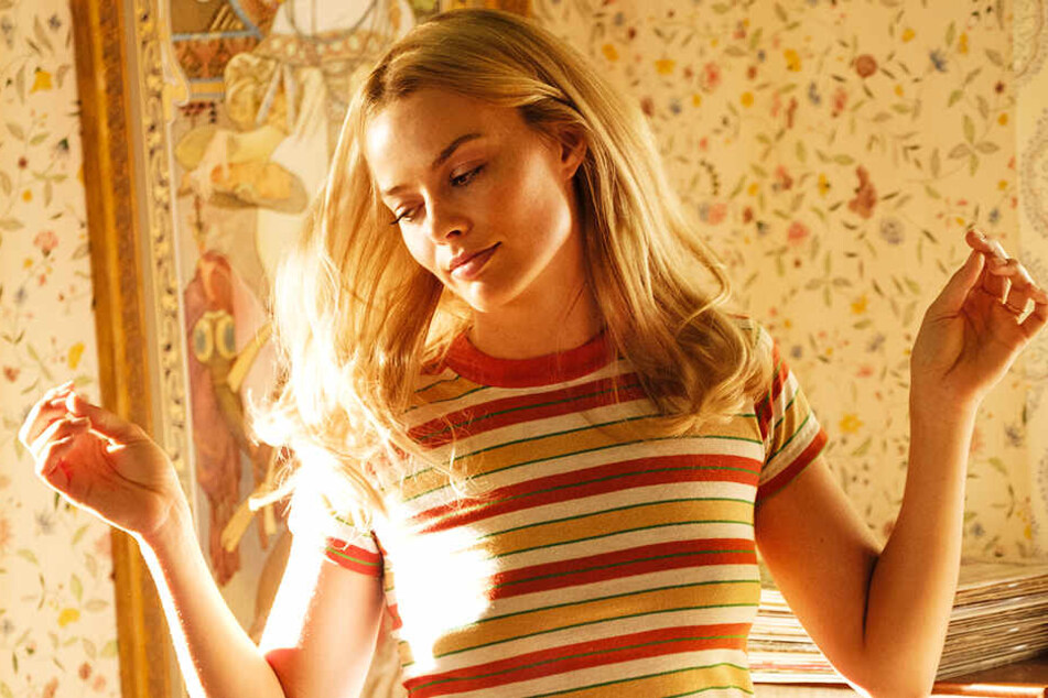Sharon Tate (Margot Robbie) tanzt vergnügt durch die Gegend.