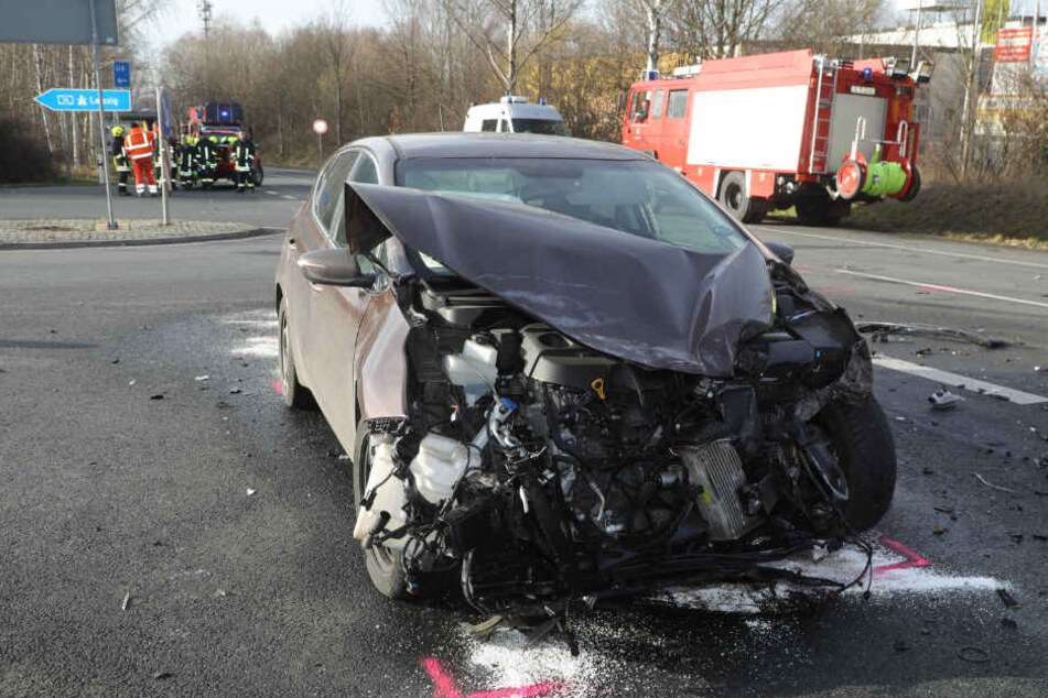 Der Kia-Fahrer kam verletzt ins Krankenhaus.