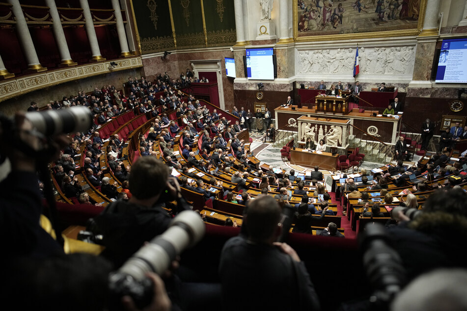 Greifbare Anspannung in der französischen Nationalversammlung: Die äußerst umstrittene Rentenreform versetzt ein ganzes Land in Aufruhr.
