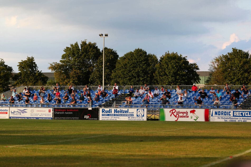 Das Manfred-Werner-Stadion bietet momentan nur 2.500 Zuschauern Platz. Alleine hier müsste der SC Weiche Flensburg deutlich aufrüsten. In Corona-Zeiten ist das aber nicht machbar.