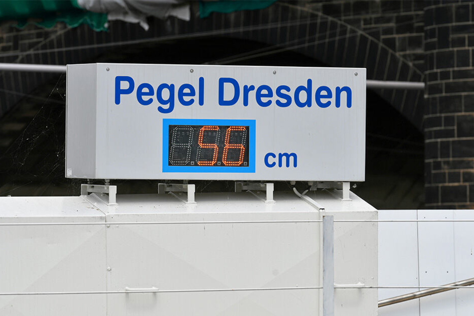 Montagabend lag der Pegel an der Augustusbrücke bei nur noch 56 Zentimetern.