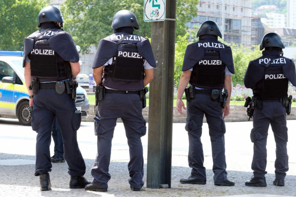 Polizisten in Schutzmontur vor dem Landtag.